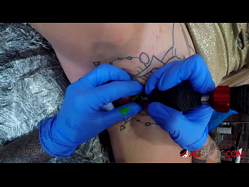 ❤️ Sully Savage, hottie estremamente tatuata, hà fattu un tatuatu nantu à u clitoris Sessu à porn co.sexvideosex.top